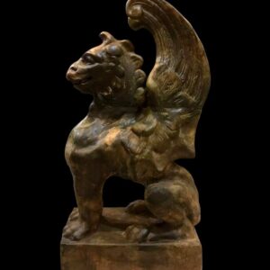 Escultura modernista de un grifo de terracota – Cataluña, principios del siglo XX.