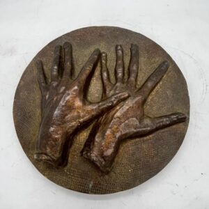 Manos entrelazadas modernistas en terracota - Escuela flamenca, siglo XX