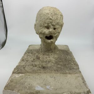 Cabeza simbólica del Holocausto esculpida en estuco patinado – Bélgica, siglo XXI